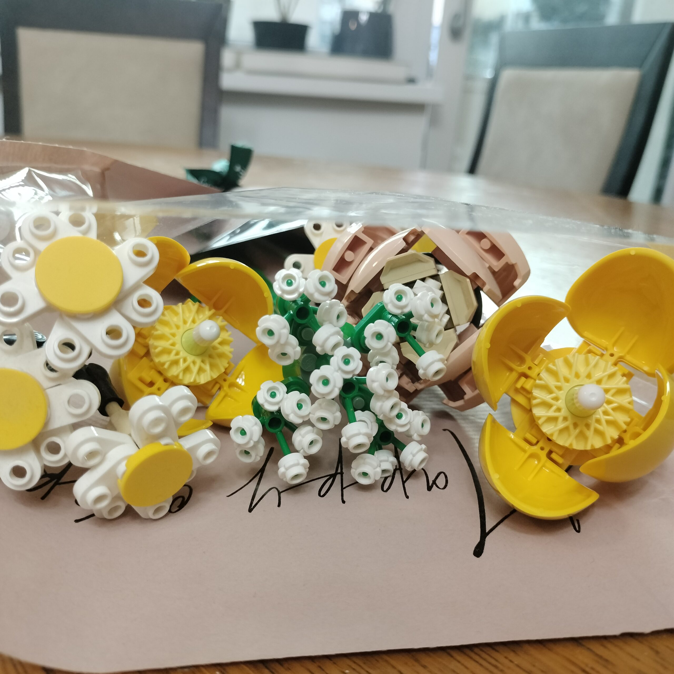 Buchet cu margarete și maci LEGO - imagine 5
